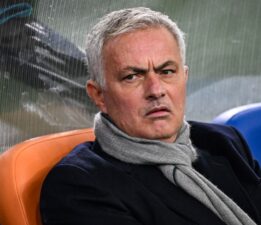 Jose Mourinho’dan ironik yanıt: “Hoca olmaya çalışıyorum”