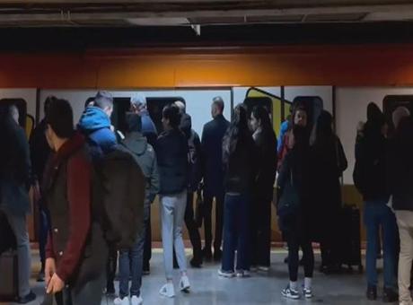 Kadıköy- Sabiha Gökçen Havalimanı metrosunda seferler durdu yoğunluk yaşandı