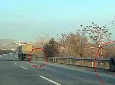 Kamyon şoföründen alkışlanacak hareket! Fırlayan tekeri böyle engelledi