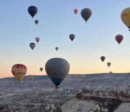Kapadokya’da 770 bin turist sıcak hava balonuyla uçtu