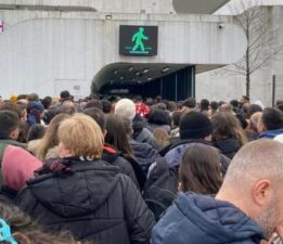Kilometrelerce kuyruk oluştu! ‘3 saattir sırada bekliyorum’