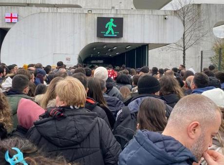 Kilometrelerce kuyruk oluştu! ‘3 saattir sırada bekliyorum’