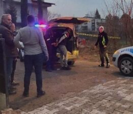 Kocaeli’de aranan bir şahıs ortalığı birbirine kattı! Akrabalarıyla polislere saldırdı: 2 yaralı