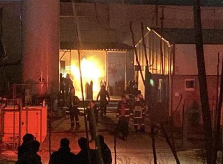 Kocaeli’de korku dolu anlar! Gaz dolum tesisi alevlere teslim oldu