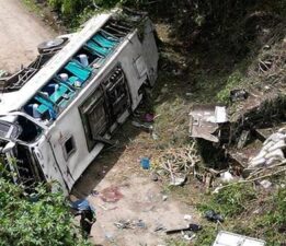 Kolombiya turistleri taşıyan otobüs uçuruma yuvarlandı! 13 ölü