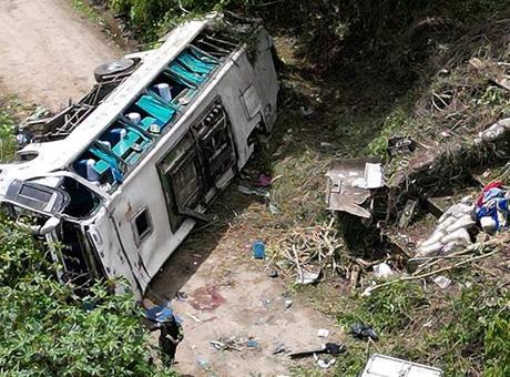 Kolombiya turistleri taşıyan otobüs uçuruma yuvarlandı! 13 ölü