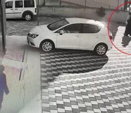 Kredi kartıyla kapıyı açıp hırsızlık yaptılar! O anlar anbean kaydedildi