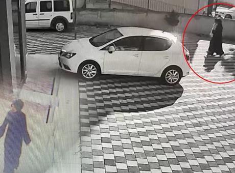 Kredi kartıyla kapıyı açıp hırsızlık yaptılar! O anlar anbean kaydedildi