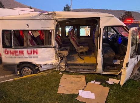 Mardin’de işçi servisi ile kamyon çarpıştı! Çok sayıda yaralı var