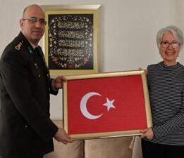 Mehmetçiğe çorap, atkı ve eldiven gönderen hayırsever öğretmene MSB’den ziyaret