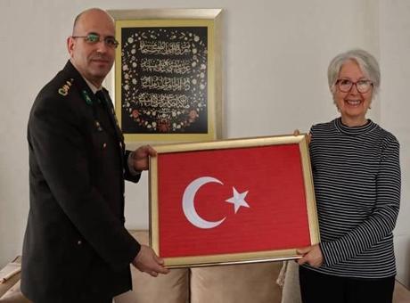 Mehmetçiğe çorap, atkı ve eldiven gönderen hayırsever öğretmene MSB’den ziyaret