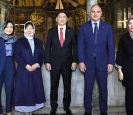 Moğolistan Cumhurbaşkanı Ukhnaa, Bakan Ersoy ile Ayasofya-i Kebir Cami-i Şerifi’ni ziyaret etti