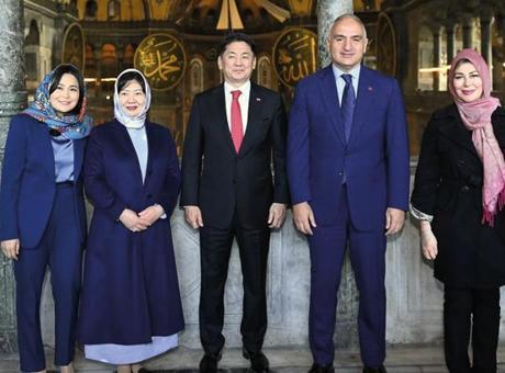 Moğolistan Cumhurbaşkanı Ukhnaa, Bakan Ersoy ile Ayasofya-i Kebir Cami-i Şerifi’ni ziyaret etti