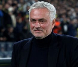 Mourinho’dan hakem eleştirisi: “İki kırmızı kart vermesi gerekiyordu”