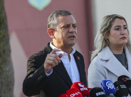 Özgür Özel’den cezaevindeki Mine Özerden ve Çiğdem Mater’e ziyaret!