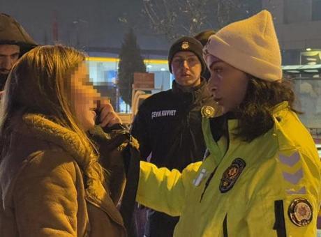 Polisi görünce aracı ve içindeki kadını terk edip kaçtı