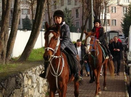 Şehrin göbeğinde gören şaşkına döndü! Karnelerini almaya atlarla geldiler