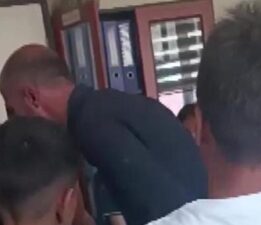 Sınıfta skandal görüntü! Okul müdüründen öğrencilere sıra dayağı