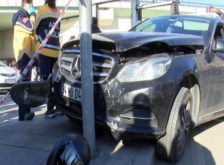 Şişli’de ters yöne girdi ve motosiklete çarptı! Araçtan inmeyip yakınlarını bekledi