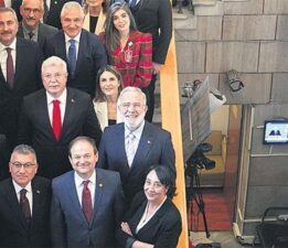 Siyasiler muhabirleri ziyaret etti! Yeşil pasaport sözü