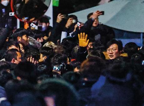 SON DAKİKA HABERLER: Güney Kore’de sıcak saatler! Görevinden uzaklaştırılan Yoon için tutuklama girişimi