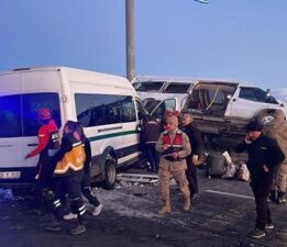 Son dakika: Kars’ta iki minibüs çarpıştı! Yaralılar var