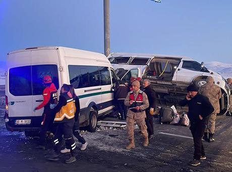 Son dakika: Kars’ta iki minibüs çarpıştı! Yaralılar var