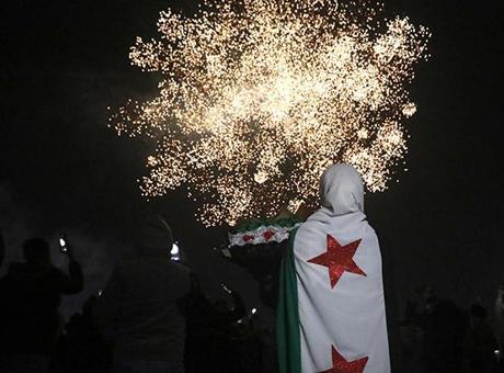 Suriyeliler çifte kutlama yaptı! Şam’da hem rejimin yıkılması hem yeni yıl coşkusu