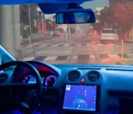 Tesla otomotik pilotu teknoloji CEO’sunu tren raylarına çıkardı