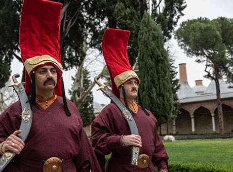 Topkapı Sarayı’nda ‘Silahtar’ dönemi! Jandarma Osmanlı kıyafeti ile nöbet tutuyor! İşte o kareler