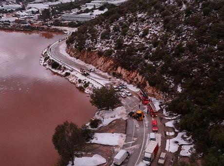 Yer Antalya! Körfez resmen kırmızıya boyandı, sel yolları kapattı
