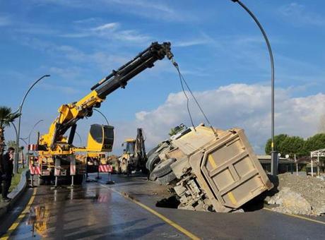 Yer: Balıkesir! Hafriyat taşıyan kamyon çukura düştü