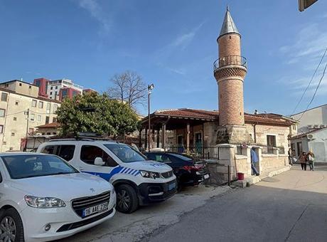 Yer: Bursa! 574 yıllık tarihi caminin ses sistemini çaldılar
