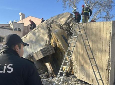 Yıkım esnasında göçük! İş makinesi operatörü enkaz altında kaldı