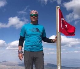 Yıpranan Türk bayrağını değiştirmek için dağcının cansız bedenine ulaşıldı