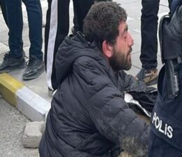 Yoldan geçenleri bıçakla tehdit etti! O zorbayı tekme tokat dövüp, polise teslim ettiler