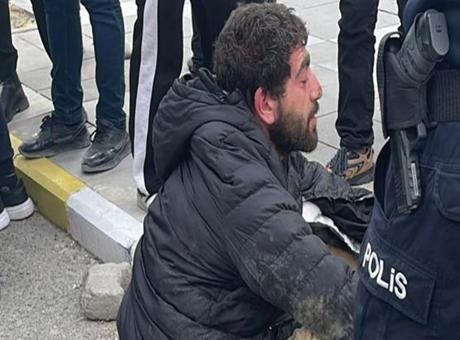 Yoldan geçenleri bıçakla tehdit etti! O zorbayı tekme tokat dövüp, polise teslim ettiler