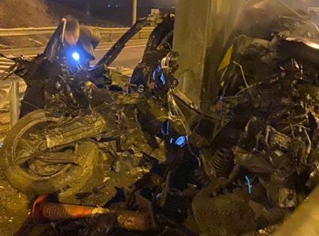 Yön levha direğine çarptı, demir yığınına dönen araçtan sağ kurtulamadı