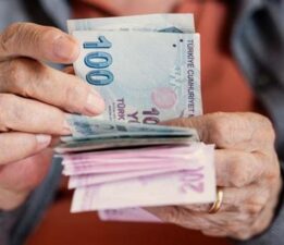 Zamlı emekli maaşları hesaplara yatmaya başladı