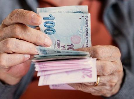 Zamlı emekli maaşları hesaplara yatmaya başladı