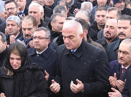 Bakan Ersoy’dan ‘Deprem Şehitliği’ne ziyaret