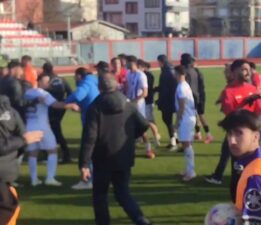 Bartın’da amatör lig maçında saha karıştı