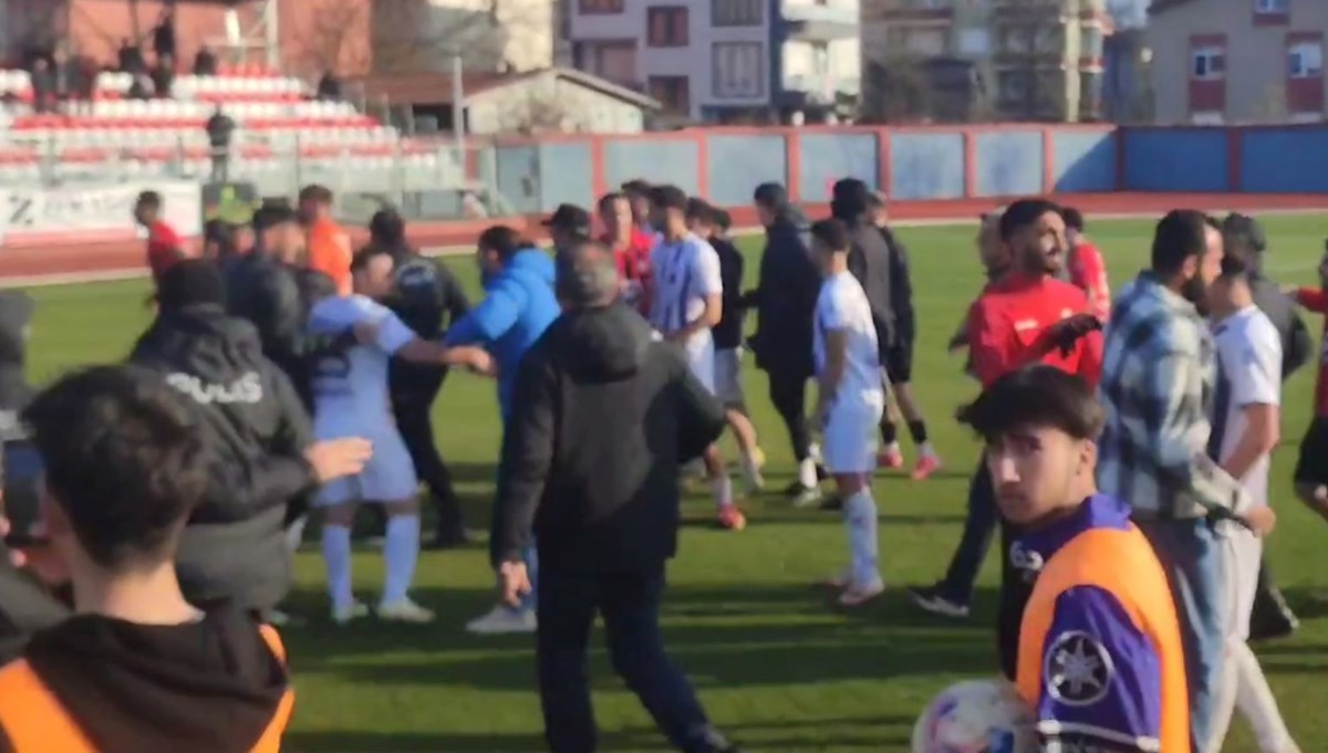 Bartın’da amatör lig maçında saha karıştı