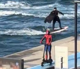 Batman sörf yaptı, Spider-Man scooter kullandı