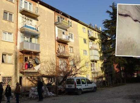 Binada bir anda çatlaklar oluştu! 5 katlı apartman çökme riskine karşı boşaltıldı