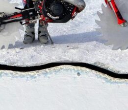 Çıldır Gölü’nde 50 cm’lik buz kesildi! Nefes kesen son