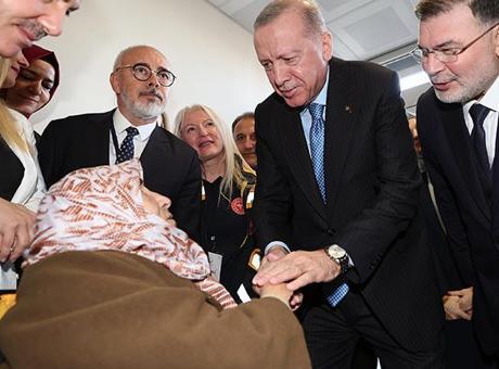 Cumhurbaşkanı Erdoğan, İzmir’de 102 yaşındaki Gülsüm Sakallı ile görüştü