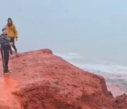 İran’ın ‘kanlı’ plajında şiddetli yağış