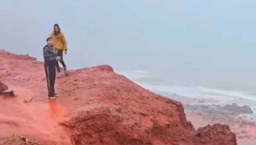 İran’ın ‘kanlı’ plajında şiddetli yağış