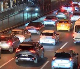 İstanbul trafiği durma noktasına geldi! Okul açıldı, yollar kilitlendi